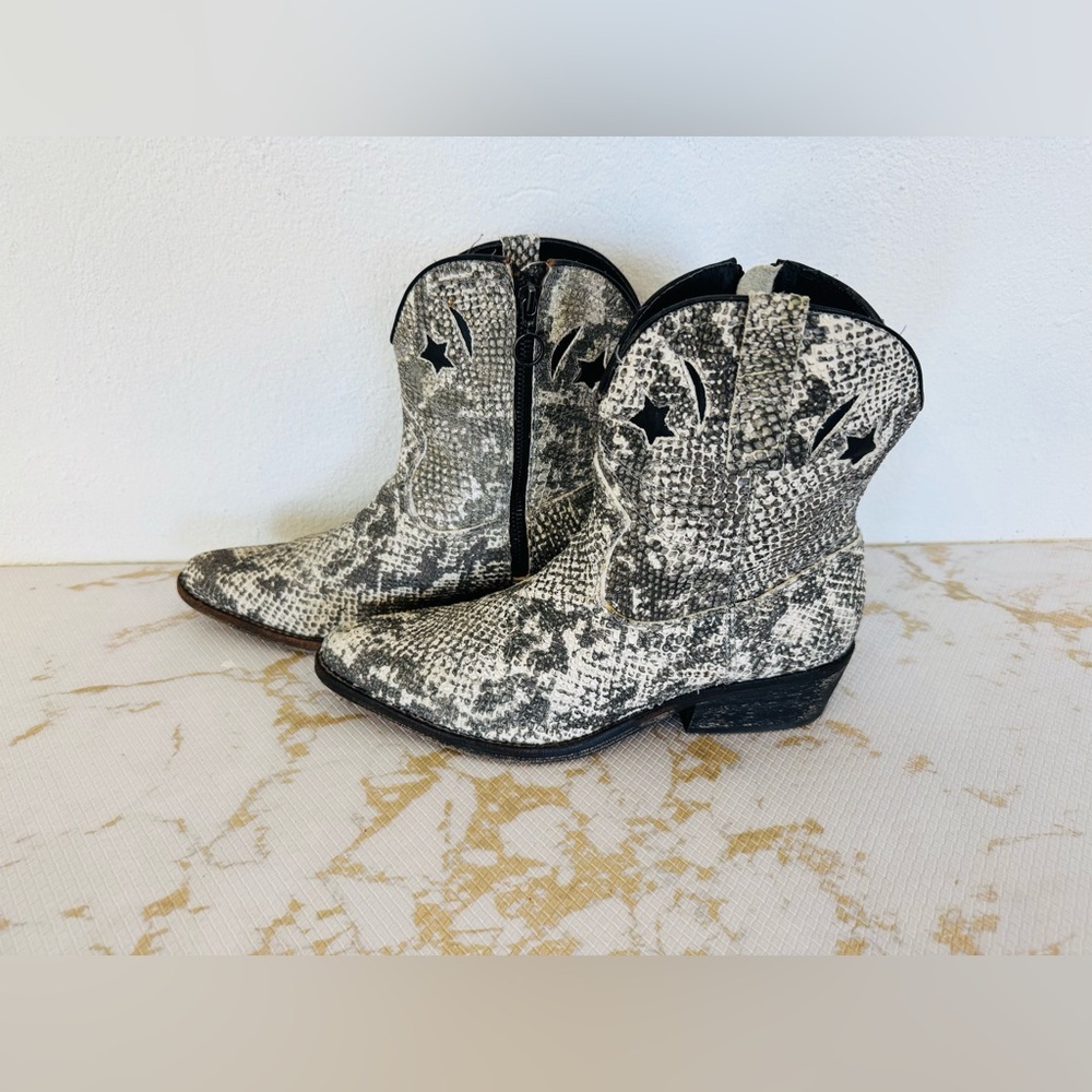 Women's Snake-Print Ankle Cowboy Booties - Black & White
